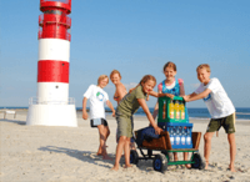 Kinder mit Mehrweg PET-Flaschen am Strand