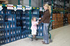 Frau kauft mit ihrer Tochter PET Mehrwegflaschen